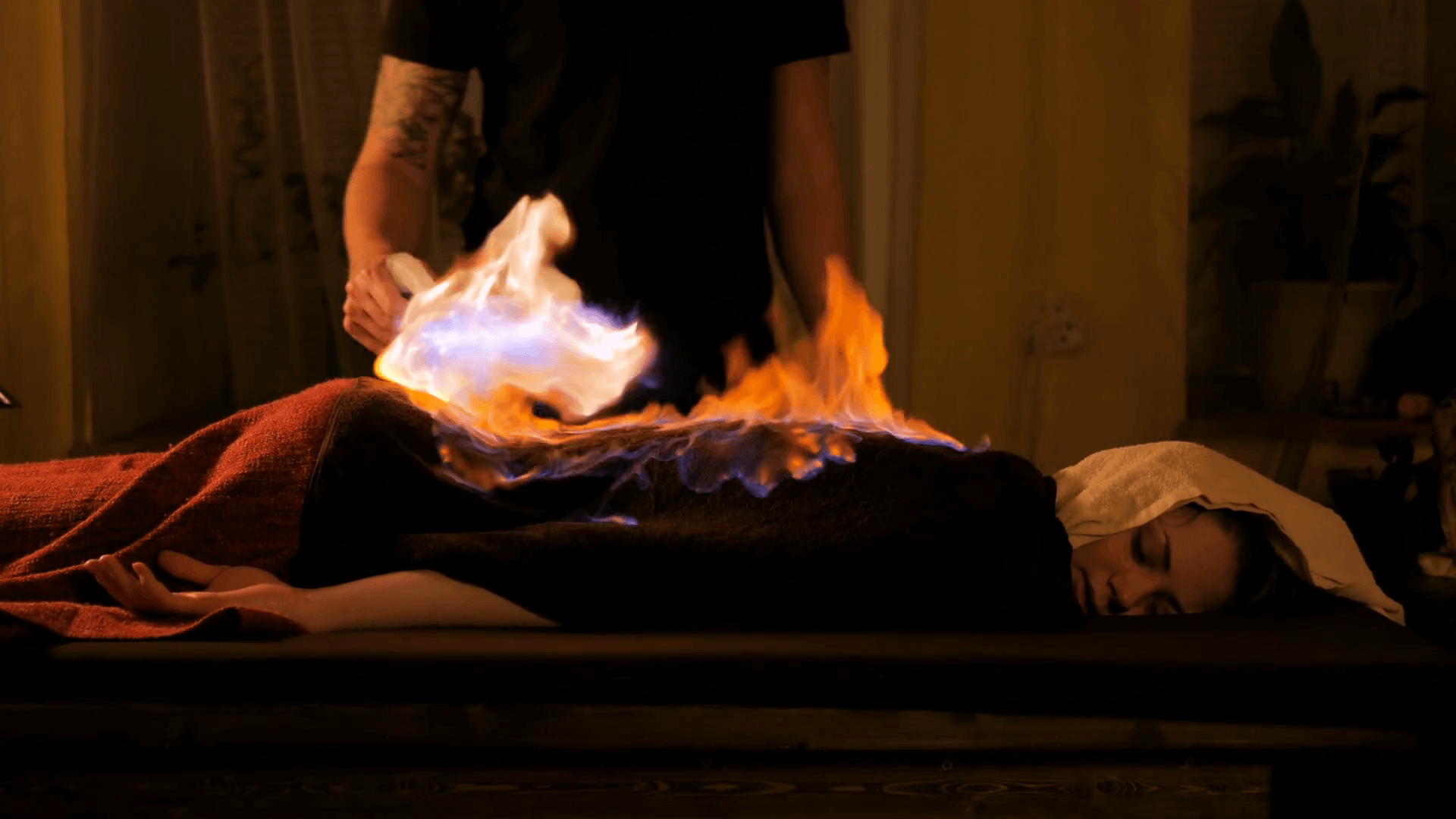 videoblocks-chinese-fire-massage-huo-liao-therapy-traditional-chinese-medicine-fire-treatment-and-bodycare-concept_hi_xpigtz_thumbnail-full12
